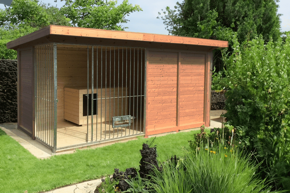 Holzzwinger Benno mit Dach und Hütte, Ecke offen