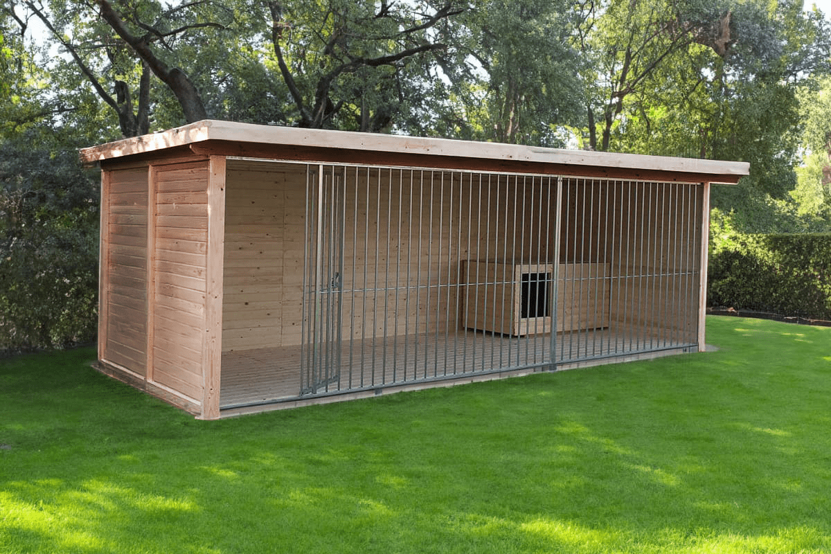 Holzzwinger Rocky mit Dach und Hütte, vorne offen