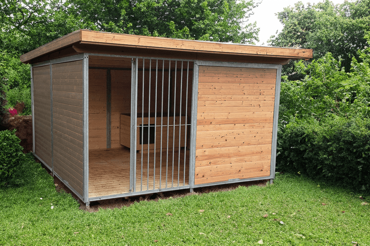 Stahlrahmenzwinger Oskar mit Dach und Hütte, inklusive Windschutz