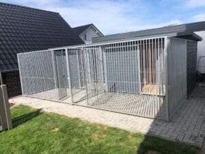 Hundezwinger mit angebautem Gitterauslauf